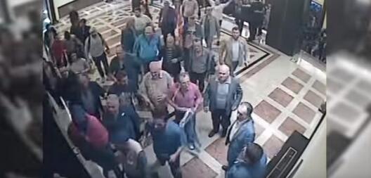 (Видео) Пратеници отвораат врати и координираат активности при упадот во Собранието